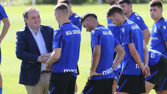 Jokin Aperribay saluda a los futbolistas del filial