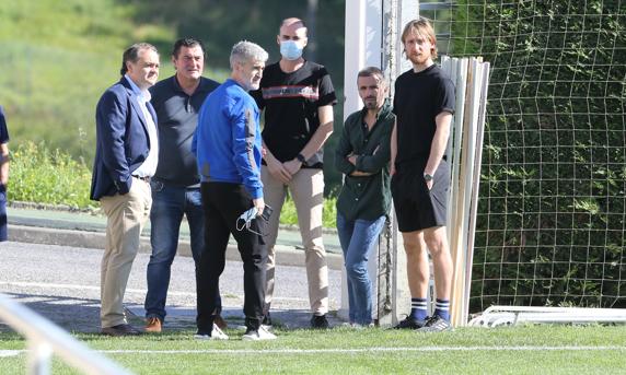 Aperribay, Díaz de Mendibil, Bretos, Larrea y Olabe presenciando el entrenamiento