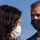 La presidenta de la Comunidad de Madrid, Isabel Díaz Ayuso, y Toni Cantó durante una visita al campo de fútbol del Club Deportivo Oña, en Madrid, en abril de 2021.