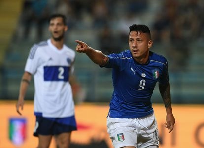Gianluca Lapadula celebra uno de sus goles con Italia frente a San Marino, en mayo de 2017.