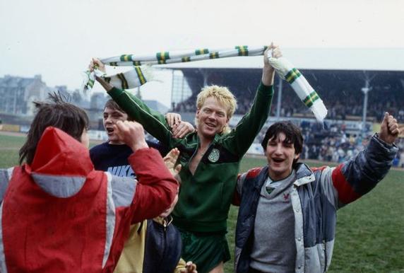Johnston celebra con los aficionados del Celtic la consecución de la liga 1985-1986. Foto: Courtesy Media Scotland