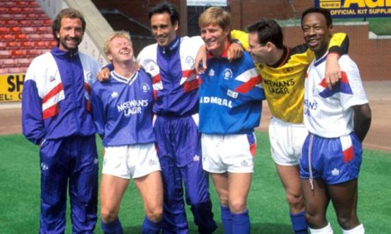Mo Jonhston durante la presentación del Rangers en la temporada 1989-90 con varias de las equipaciones oficiales. Graeme Souness, artífice de la llegada de Mo al Rangers, aparece a la izquierda de la imagen.