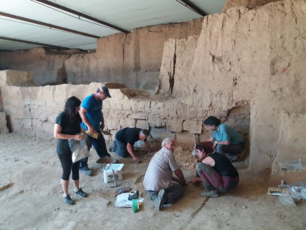 Arqueòlegs treballant en les restes d'un cavall sacrificat al pati de l'edifici del Turuñuelo, dimecres passat.