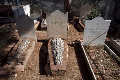 Las tumbas más antiguas están cubiertas por conchas marinas.
