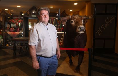 Raúl Gascón, propietario del restaurante taurino El Tablao, en su establecimiento. 