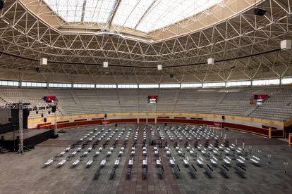 Sillas y un escenario este lunes en el ruedo de la plaza de toros de Moralzarzal, en el noroeste de la Comunidad de Madrid, donde se celebran durante el verano actividades culturales, 'Las noches de la plaza'.
