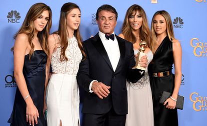 Sylvester Stallone posa junto a su mujer y sus hijas con su Globo de Oro en 2019.