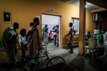Entrada a las urgencias de pediátricas del Hospital Distrital de Mopeia, lleno de madres con niños enfermos y síntomas parecidos: fiebre alta y debilidad. La mayoría tendrán malaria, según los doctores. Allí se les hará la prueba rápida para detectar el parásito. Pincha en la imagen para ver la fotogalería completa. 