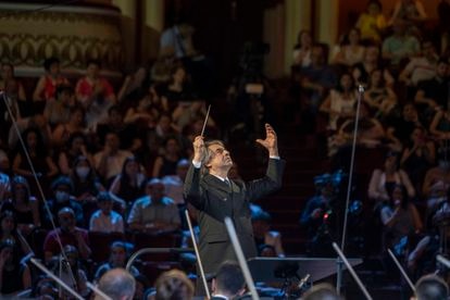 Riccardo Muti al frente de la Orquesta Juvenil 'Luigi Cherubini' durante el concierto, el pasado domingo en Ereván.
