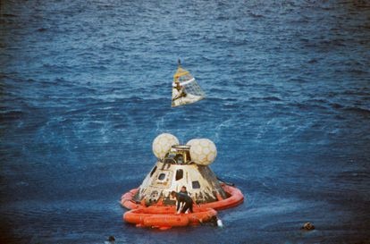 El momento del exitoso regreso del 'Apollo 13' a la Tierra.