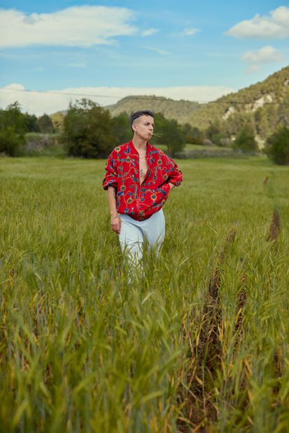 Clara Peya, en un terreno cerca de su casa. 