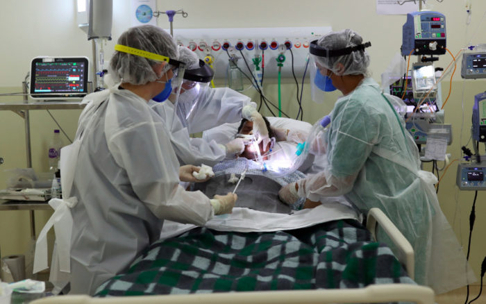 Nuevos casos coronavirus bajan en América, pero tiene más de mitad muertes globales: OPS