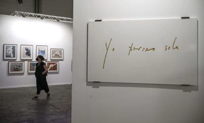 Obra del cubano Dagoberto Rodríguez, con el título de una canción de Bad Bunny, 'Yo perreo sola'.