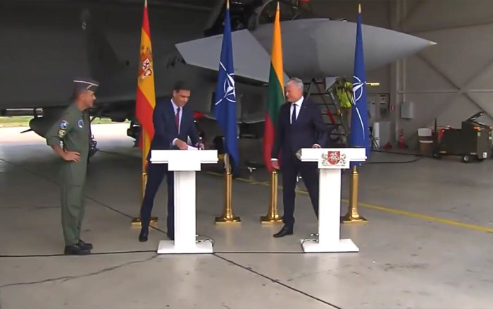 Evacúan a presidentes de España y Lituania de base aérea de la OTAN por avión no identificado | Video