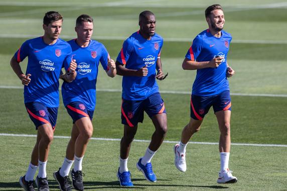 El centrocampista del Atlético de Madrid Geoffrey Kondogbia y su compañero Saul Ñíguez participan en el entrenamiento de su equipo en la Ciudad Deportiva Wanda
