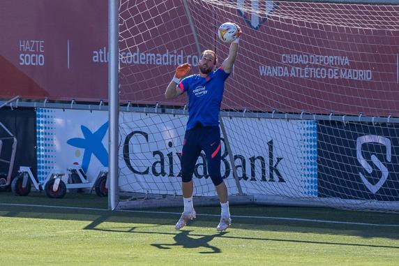 El portero esloveno del Atlético de Madrid Jan Oblak participa en el entrenamiento de su equipo
