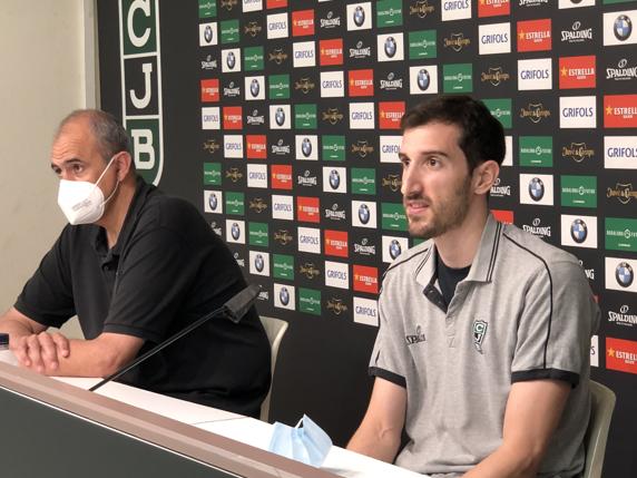 Morales, presidente del Joventut, y Vives, durante la presentación del jugador.