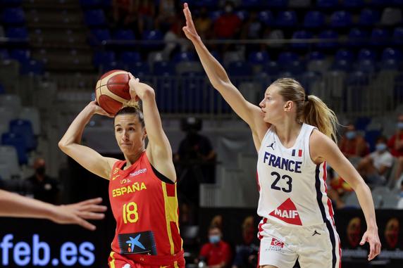 Queralt Casas buscando una combinación. EFE/Daniel Pérez