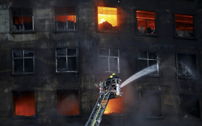 Más de 50 muertos por un incendio en una fábrica de Bangladesh