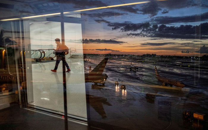 Aeropuertos y aerolíneas comienzan acción legal contra Reino Unido por reglas de viaje