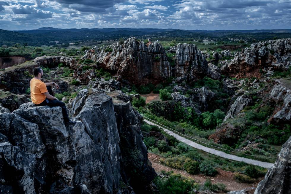 Un hombre contempla el paisaje del Cerro del Hierro, en la provincia de Sevilla.