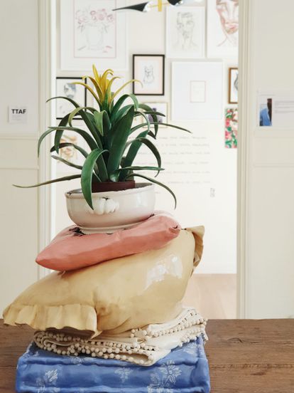 En el comedor se encuentran las esculturas en cerámica de Sophie Aguilera. 