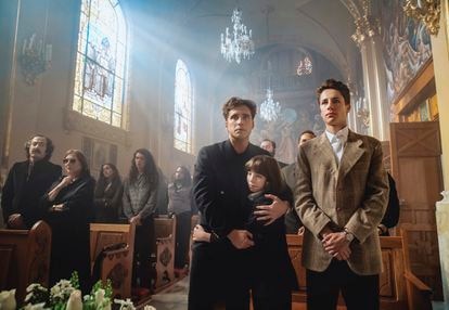 Diego Boneta interpreta al enigmático astro Luis Miguel, en un fotograma de la segunda temporada de la serie de Netflix.