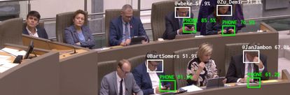 Captura de una imagen de la cuenta de Twitter The Flemish Scrollers donde se ve el porcentaje de certeza que tiene el sistema de inteligencia artificial al detectar una cara y un móvil en las manos de cada diputado