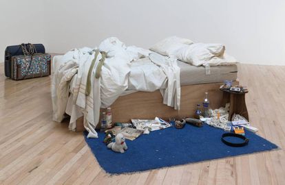 La instalación 'My Bed' (1998), de Tracey Emin, es una cama deshecha rodeada de residuos.