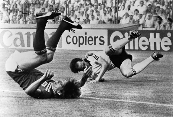 Paul Mariner, tras un choque con Uli Stielike en el Mundial de España 1982 (AP Photo/File)