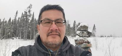 James Papatie en Kitcisakik, su comunidad natal y donde vive actualmente.