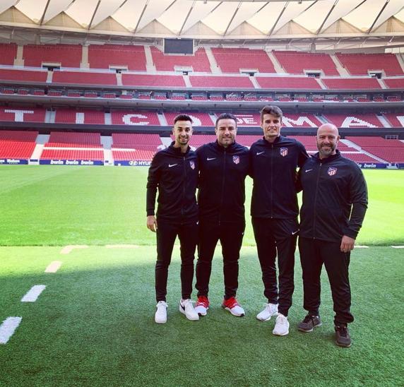 Borja Resurrección con el resto de su cuerpo técnico en el Atlético Madrileño C