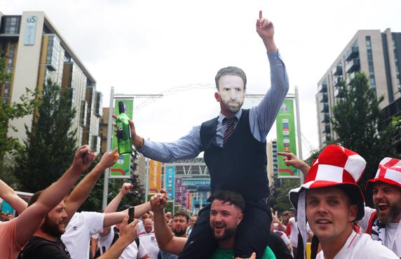 Un aficionados con la careta de Southgate (Photo by Alex Pantling/Getty Images)