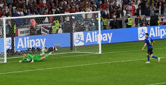 Pickford le adivinó las intenciones a Jorginho en la final ante Inglaterra