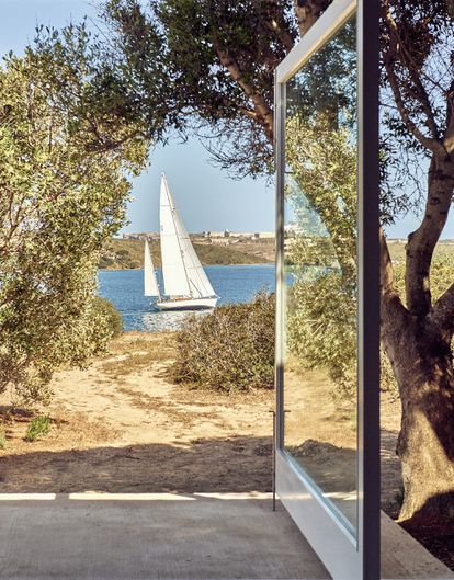 La Isla del Rey, así llamada por el desembarco en 1287 del monarca Alfonso III. También alberga el esqueleto de un gigantesco hospital naval construido en el siglo XVIII.