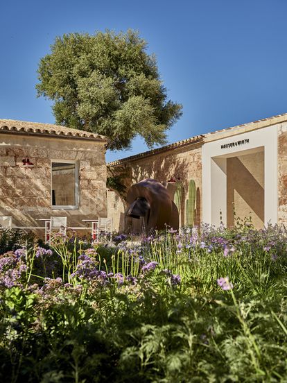 El jardín del espacio ha sido diseñado por el paisajista holandés Piet Oudolf, es su primera creación con flora mediterránea.