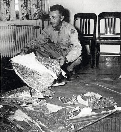 Jesse Marcel, jefe de inteligencia, recuperó algunos de los escombros del sitio ovni de Roswell en 1947. El ejército declaró que se trataba  de un globo meteorológico convencional.