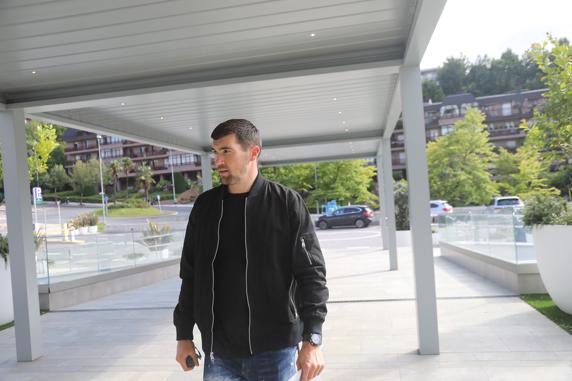 Llegada de Ryan a su hotel el Donostia