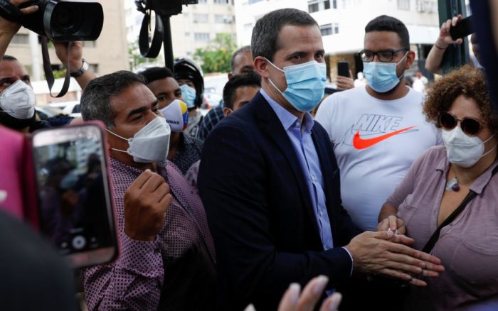 Venezuela | Guaidó dice que fuerzas de seguridad le apuntaron con armas; denuncia detención colaborador