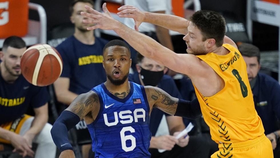 Lillard pasa un balón ante la oposición de Dellavedova en el enfrentamiento amistoso entre Estados Unidos y Australia.