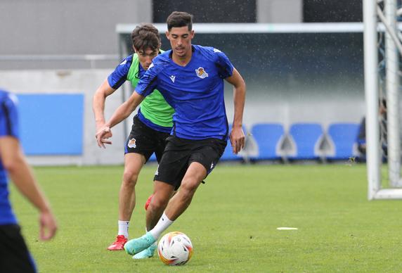 Carlos Fernández conduce la pelota perseguido por Aritz