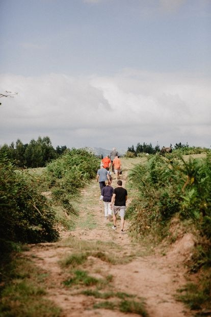 Algunos de los asistentes al retiro dan largos paseos por los campos y los acantilados cántabros, uno de los puntos clave del programa de Geoffrey Molloy para superar la adicción al alcohol.
