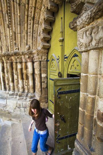 Pórtico románico de la iglesia de San Pedro de la Rúa, en Estella (Navarra).