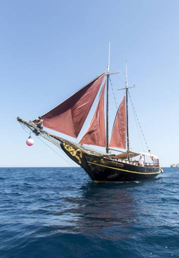La embarcación tipo goleta El Corsari Negre navega por la Costa Brava (Girona).