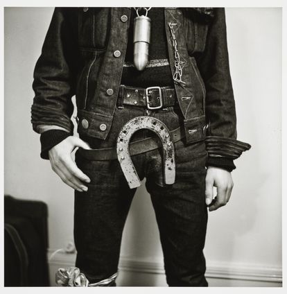 'Horseshoe Buckle' (1962), de Karlheinz Weinberger, una de las fotos de la exposición 'Masculinidades', en la Fundación Luma de Arlés (Francia).