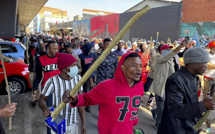 El rey zulú pide calma mientras siguen las protestas en Sudáfrica por el encarcelamiento de Zuma