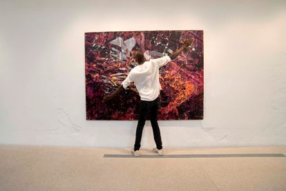 Christian Bradford en la presentación, explicando una de sus obras. 