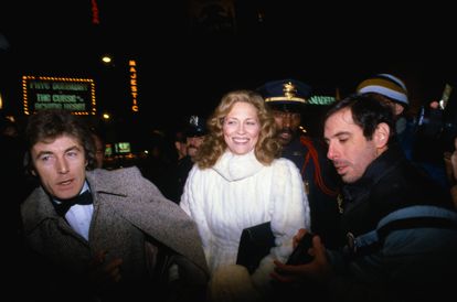 Faye Dunaway y su pareja Terry O'Neil, en un teatro en Nueva York en 1982 donde ella interpretaba 'The Curse of the Aching Heart'.