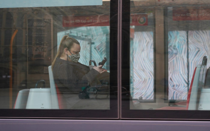 CDC defiende uso de mascarillas en transporte público de EU, mientras algunos exigen eliminarlas