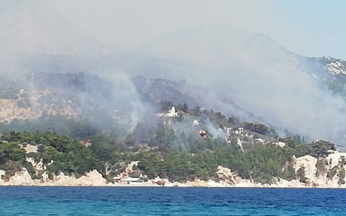 Evacúan hoteles y casas en la isla griega de Samos por fuerte incendio | Video